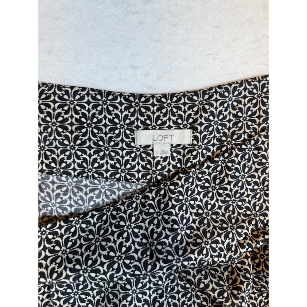 LOFT Women's Patterned Shorts Size 10 Black White Geometric Pleated Casual - Picture 3 of 3